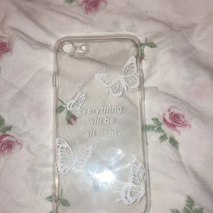 Mobil skal - En mobilskal men fjärilar på och har en text där det står på engelska;Everything will be all right  