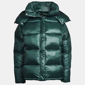 Grön Bikbok Jacka 💚 - Säljer denna jacka som inte säljs längre, den är i fint skick och har medföljande luva, super fin färg! 🤩  Den är oversized, och känns inte som en XS💚