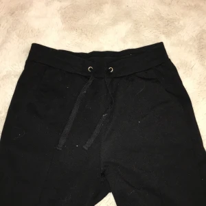 Svarta Mjukisar Från BikBok -  Säljer nu mina svarta mjukisbyxor från BikBok i storlek XS 💞 Köpte för ca 200 kr ny och säljer nu för 50! Var lite stora för mig som är 160. Finns i Östersund 🤍 
