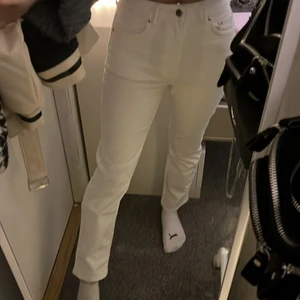 Vita jeans - Ett par vita jeans som inte kommer till användning. Från h&m och är slutsålda på hemsidan.