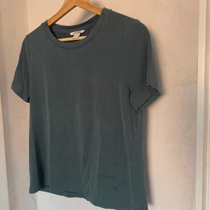 Grön t-shirt - Från Monki! ”Oljigt” tyg, storlek S! Köpare står för frakt