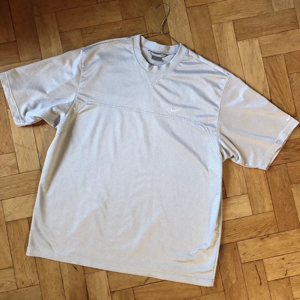 Oversized 90’s Nike t-shirt i silvrigt tyg med struktur. Superfin!. T-shirts.