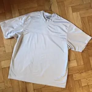 Oversized 90’s Nike t-shirt i silvrigt tyg med struktur. Superfin!