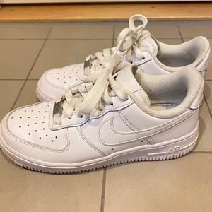 Nike Air Force 1 - Nike Air force 1. använda ett fåtal gånger och säljer pågrund av att dem är för små. Storlek 36,5. (Slängt kartongen så den medföljer ej)