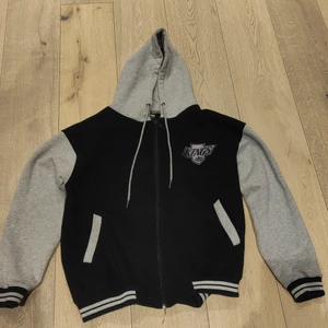 Kings hoodie - Kings hoodie, storlek S/M, hyfsat baggy tröja. Är inte använd mycket, jäkligt skön, köparen betalar frakten ✨