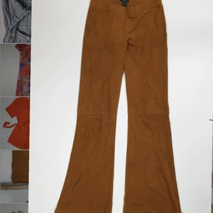 Utsvängda mockabyxor - Mockaimmitation, byxor, utsvängda. Supersköna! Sparsamt använda. 