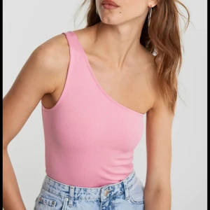 rosa one shoulder top  - väldigt fin one shoulder top från gina tricot, fint skick, storlek S, säljer för 60kr, köparen står för frakten 💗