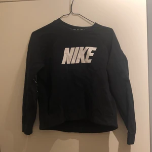 Nike sweater  - Lite mindre i storlek, bra skicka. Har en ficka på magen 