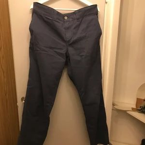 Dickies industrial work pants marinblå  - Ett par marinblå dickies industrial work pants i storlek 34/30. En modell med mer stretch i tyget än 874. Sömmen vid benen är uppsprättad en gång i tiden för att ge mer längd. I gott skick!