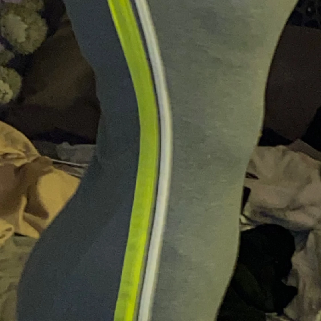 Grå tajt klänning med färgglada sträck  - 90