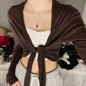 tunn knytkofta/bolero - Mörkbrun bolero/kofta!! Väldigt tunn! Storlek S, passar nog XXS-S pga knytningen som gör den mer justerbar <3