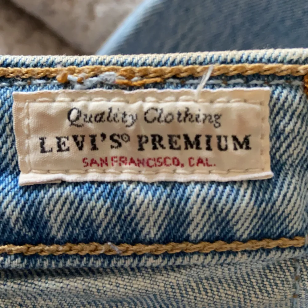 Snygga levis jeans i en rak modell. Bra kvalitet och inga slitningar förutom en liten på fickan som syns på första bilden (: midjemått: 33 cm (tvärs över) och innerbenslängd: 69 cm <3. Jeans & Byxor.