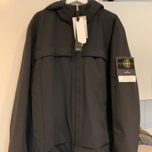 Stone Island Vår/Vinterjacka stl. XXXL - Säljer en Stone Island Vinterjacka/Vårjacka  Storlek 3XL   Tags kvar  P2p: 69-70  Kvitto finns   Inköpt i december 2021   Nypris: 8 000 kr   Nyskick 