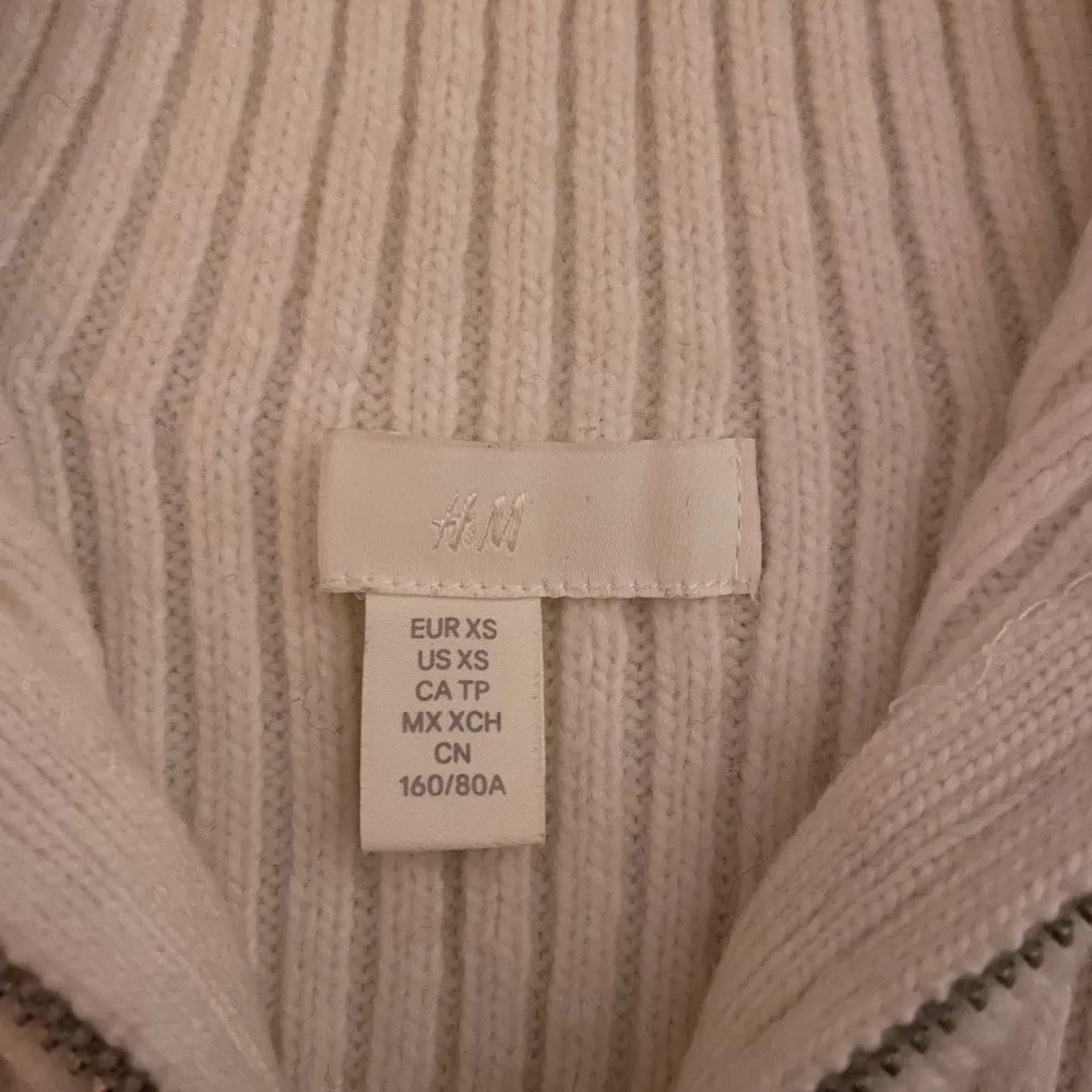Intressekoll på min half ziped ribbade tröja från H&M. Använd ett fåtal gånger och är i väldigt fint skick. Om jag bestämmer för att sälja står köpare för frakt! (Pris kan diskuteras) . Tröjor & Koftor.