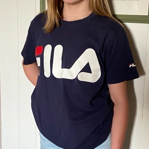 Fila T-shirt - Skön marinblå fila t-shirt säljes då den inte längre kommer till användning.  🌜💫👕 Bara att skriva för mer bilder och info! Passar både killar och tjejer. Köparen står för frakt📦