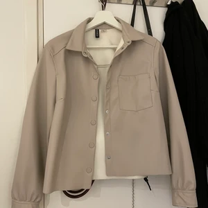 Skinn skjorta/jacka - Säljer min fina skinn skjorta/jacka som är passar jätte bra nu mot våren, säljer då den Tyvär inte kommer tillanvänfing längre❤️❤️