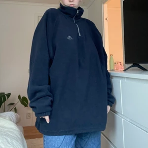 Fleecetröja KAPPA - fleecetröja från kappa. Dragsko i mudden som kan dras åt och bli mer boxig som bild 2. Stor ingen storlek med väldigt stor och mysig, är 172 cm och har storlek M som referens. Köpt på pop boutique i gbg