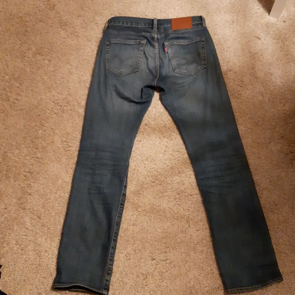 Fina levis straight leg jeans i storlek w28 l32. De är använda så de har rätt skönt vintage stuk. Säljes pga de är för små så det är därför dem sitter lite skinny på mig.. Jeans & Byxor.