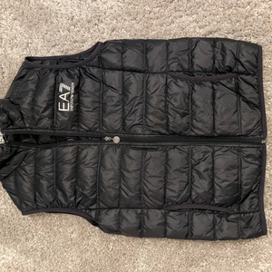 Armani väst  - Väldigt fin väst, inte en fläck eller liknande. Kvitto samt en liten påse medföljer som man kan lägga ner västen i! 