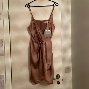 Missguided klänning - Jättesnygg Missguided klänning som aldrig är använd då den är för liten, står att det är st 40 men skulle säga att det mer är som en 38/40! Köparen står för frakt 🥰