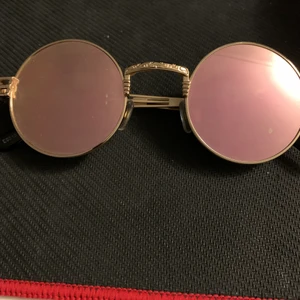 Solglasögon  - Snygga solglasögon perfekt till sommaren. Skick:10/10