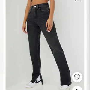 Slit jeans  - Super fina slit jeans som är helt oanvända och är i storlek 36. Jag säljer pga att dem inte passar mig, skriv för fler bilder