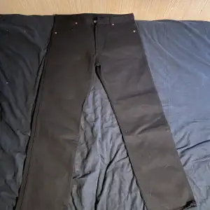 Oanvända wrangler jeans i svart i storlek 34