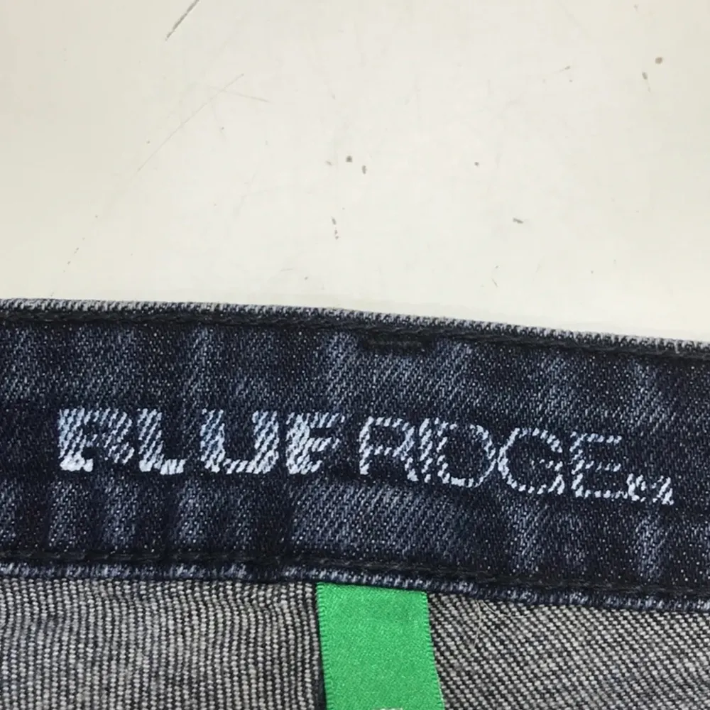 Säljer mina Blue Ridge jeans som jag köpt på sellpy (sellpys bilder)✨ Så snygga oversized jeans! Skriv privat för fler bilder🤎 Köparen står för frakten!. Jeans & Byxor.