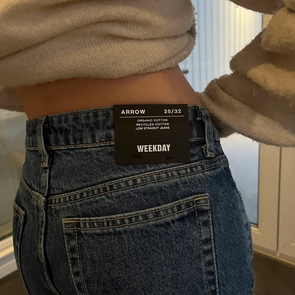 Helt nya eftertraktade low waisted jeans från Weekday. Super fina men säljer dom pga för liten storlek för mig! Bilderna är på min kompis som är 164cm, på henne sitter dom perfekt! Köpte dom för 500kr . Jeans & Byxor.