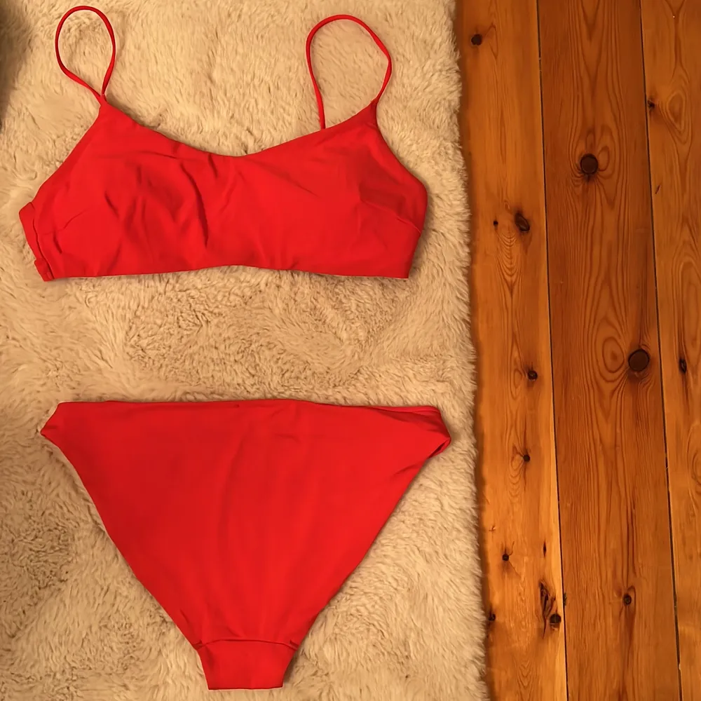 Röd bikini, underdelen är inte använd, överdelen är endast testad💓OBS underdelen är också fotad bakifrån! Passar 38. Övrigt.