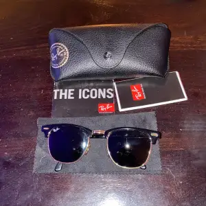 Ett par Äkta Rayban clubmaster classics. I ny skick då de används 2ggr. Kommer med allt du ser på bilden. Tveka inte på att fråga i dm om du vill ha fler bilder