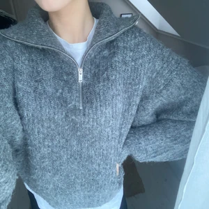 Stickad tröja med dragkedja  - Säljer den helt slutsålda tröjan från ginatricot. Den ser ut som ny. Storlek Xl men passar dig som har S och M💕 frakt ingår!! 