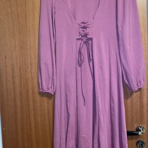 Rosa\lilla kläning från shein storlek M - Köpte den men den är för lite för mig och tog på mig som provning