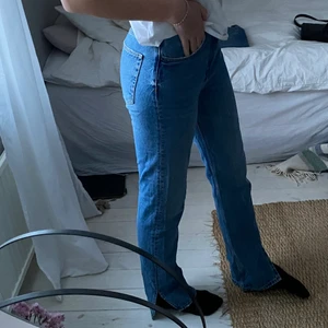 Jeans med slits  - Säljer ett par långa jeans med slits från pull and bear i jättesnygg modell. Säljs för 290 kr inkl frakt. Ser helt ut som nya! 
