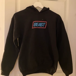 Beast hoodie  - Säljer denna beast hoodie eftersom den är köpt i fel storlek och går inte att lämna tillbaka. Köpt för 900. I storlek liten s/xs. Säljer vid ett bra pris 