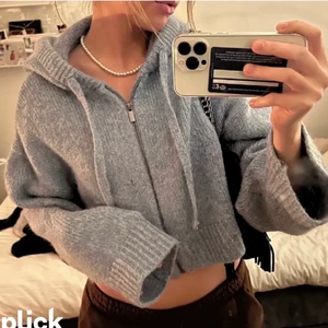 Zara topp - ! INTE mina bilder ! Hej! Jag säljer nu denna kofta jag köpte av en tjej här på Plick, koftan är aldrig använd och supermysig! 💕 Säljer dock för har för många tröjor 😅🙌🏼