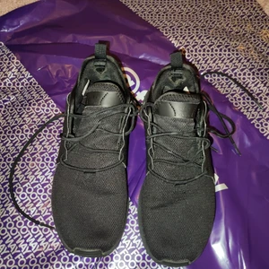 Adidas Originals - Helsvarta Adidas sneakers. Använda en del men är nytvättade och de är felfria förutom att det är lite skavningar vi hälarna men det är inget man märker av eller ser när man har på sig skorna. Säljer dem pga att jag inte använder dem längre. 630 kr nypris. Strl 38 men lite små så de passar som strl 37 (vilket jag har). Kan mötas upp i Stockholm.