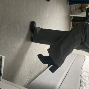 Svarta klackar - Svarta boots/klackar som passar till allt😊sparsamt använda i bra skick samt väldigt bekväma! Storlek 35, köparen står för frakt