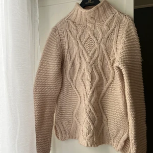 Stickad tröja  - Fin beige/ljusrosa stickad tröja från ZARA, storlek M men passar en XS/S/M beroende på vilken passform man önskar. Säljs för 100kr + frakt. 💕