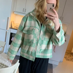 Jacka - Rutig vår/höstjacka från Ginatricot. Ljusgrön. Stl L.  