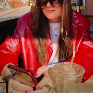 Röd lack jacka - Köpt second hand för 500, stor i storleken 