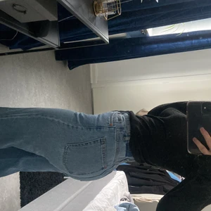 Raka jeans - Snygga raka jeans från hm😊smickrande passform och även en extra knapp i midjan för bättre form, slits nertill båda benen och köparen står för frakt, bud 200kr 