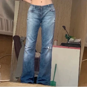 LÅGMIDJADE ZARA JEANS - Lågmidjade zara jeans som ej säljs mer , de är så sjukt snygga och i gott skick, köptes från second hand för 299 kr , de är knappt använda, på baksidan har de jätte söta fina glitter detaljer ( på bakfickorna ) och på metallbiten står det ” ZARA WOMAN PREMIUM COLLECTION DENIMWEAR ”. jag är 164 cm och de är perfekta i längden , innerbensmått ca 48 cm och midjemått ca 80cm