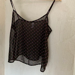 Transparent linne med mönster - Fint mönster på ett transparent linne från American Apparel! Storlek XS men skulle ändå säga att den är stor i storleken! Köpare står för frakt 