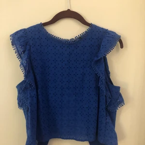 Blå zara-blå - Säljer nu en jättefin blus från Zara i en otrolig kornblå färg!! 💙 Använd ca 2 ggr, alltså nästintill oanvänd. Nypris 399kr 💙 Tveka inte om det finns frågor! 