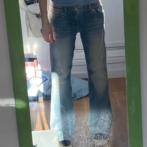 jeans !!  - de perfekta lågmidjade jeansen!! så himla snygga och har de finaste detaljerna. älskar men säljer då de är för stora. strl 29 i midja och har sytt upp de så de nuddar marken för mig som är 165. midjemått från sida till sida är 41 cm. innerbenslängden är 75 cm. perfekt skick !! frakt ingår ej. skriv vid funderingar :) buda i kommentarerna :)