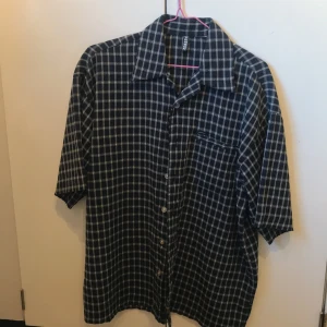 Skjorta  - Snygg skjorta med korta ärmar. Köpt vintage och lite använd men inga synliga slitningar. Exklusive frakt 