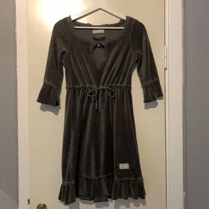 odd molly klänning - grå/grön odd molly plyschklänning. ängens få gånger, i nyskick. passar också 38