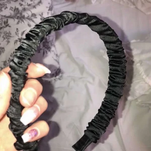 Diadem - Säljer detta diadem från Åhléns! Helt nytt å kommer inte till användning! Superfint💥💥⚡️