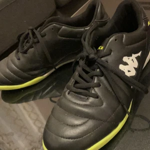 Kappa svarta skor - Kappa sport skor kan användas till vad som finns 2 par utav dem en vid storlek 40 den andra 42 båda är fräscha inte slitna mötes i motala swish, helst kontant pris 150 kr för ett par båda säljes för 250 kr